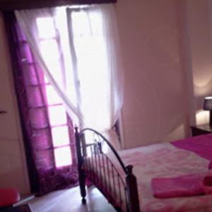 Postel nebo postele na pokoji v ubytování low budget + 2 fotografie