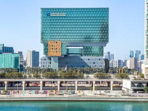 アブダビにあるVibrant City Studioの高層ビル