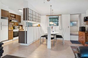 SaltumにあるCozy Summer House Near Saltumのテーブルと椅子のあるキッチンとダイニングルーム