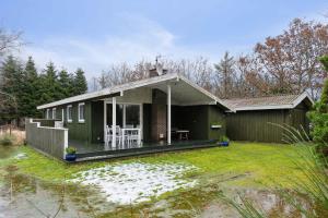 SaltumにあるCozy Summer House Near Saltumの庭にデッキ付きの小さな緑の家