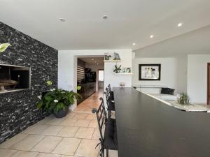 een grote keuken met een aanrecht en een aanrecht bij Villa proche du centre-ville de Porto-vecchio et de ses plus belles plages in Porto-Vecchio