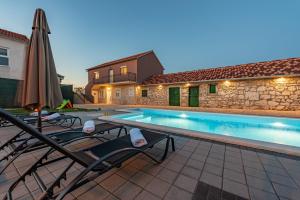 Bazén v ubytování Villa Moki ZadarVillas nebo v jeho okolí