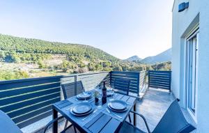 ein Tisch auf einem Balkon mit Blick auf die Berge in der Unterkunft Stunning Apartment In Zuljana With Wifi in Žuljana
