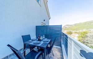 einen Tisch auf dem Balkon eines Hauses in der Unterkunft Stunning Apartment In Zuljana With Wifi in Žuljana
