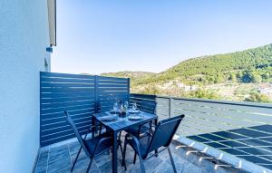 ein Tisch und Stühle auf einem Balkon mit Aussicht in der Unterkunft Stunning Apartment In Zuljana With Wifi in Žuljana