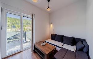 ein Wohnzimmer mit Couch und großem Fenster in der Unterkunft Stunning Apartment In Zuljana With Wifi in Žuljana