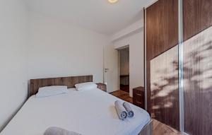 Ein Bett oder Betten in einem Zimmer der Unterkunft Stunning Apartment In Zuljana With Wifi