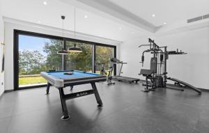 - une salle avec un billard et des équipements d'exercice dans l'établissement Cozy Home In Icici With Sauna, à Ičići