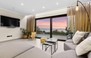 un salon avec un canapé et une grande fenêtre dans l'établissement Cozy Home In Icici With Sauna, à Ičići