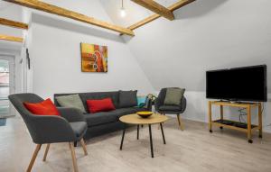 TV in/ali zabaviščno središče v nastanitvi 2 Bedroom Gorgeous Apartment In Ulfborg