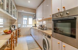 Kuchyň nebo kuchyňský kout v ubytování 3 Bedroom Amazing Apartment In Almeria