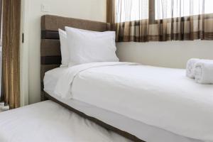 Кровать или кровати в номере Homey and Comfort Living 2BR at Daan Mogot City Apartment By Travelio