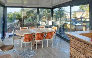 Ruang duduk di Amazing Home In Binic-Étables-Sur-Mer