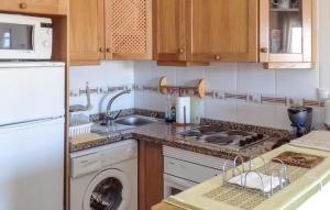 eine Küche mit Spüle und Waschmaschine in der Unterkunft Nice Apartment In San Pedro Del Pinatar in San Pedro del Pinatar