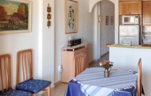 eine Küche mit einem Tisch mit einer blauen Tischdecke darauf in der Unterkunft Nice Apartment In San Pedro Del Pinatar in San Pedro del Pinatar