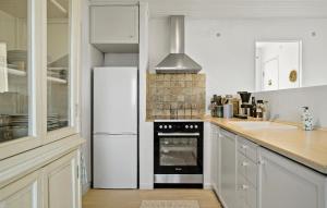 Η κουζίνα ή μικρή κουζίνα στο Nice Home In Karrebæksminde With Wifi
