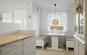 Η κουζίνα ή μικρή κουζίνα στο Nice Home In Karrebæksminde With Wifi