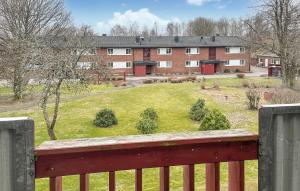 HyltebrukNice Apartment In Hyltebruk With Wifi的从带长凳的公园欣赏建筑的景色