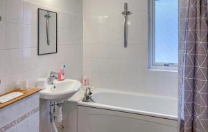 Nice Apartment In Hyltebruk With Wifi的一间浴室