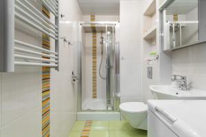 a bathroom with a shower and a toilet and a sink at APARTAMENTY MIERZEJA - BALTIC PARK STEGNA, 33m2-57m2, 500 m od plaży, Bezpłatny Meleks in Stegna +130 photos