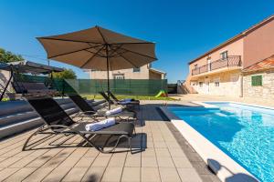 Bazén v ubytování Villa Moki ZadarVillas nebo v jeho okolí