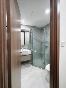 Gia Lâm PhoにあるSTUDIO 1BR, 1 giường Toà Ruby Vinhomes Ocean Parkのバスルーム(ガラス張りのシャワー、トイレ付) +5枚の写真