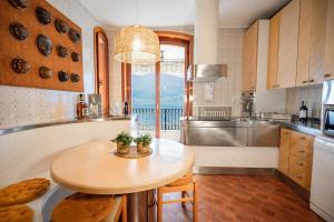 cocina con mesa de madera en Villa Esmeralda Beths House, en Brenzone sul Garda