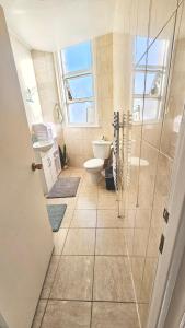 un bagno con wc, lavandino e doccia di Single room near Bayswater close to tube & Bus a Londra