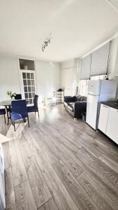 un ampio soggiorno con cucina e tavolo di Single room near Bayswater close to tube & Bus a Londra