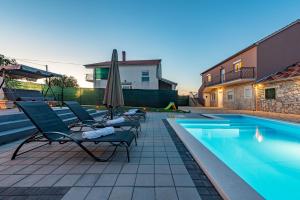 Bazén v ubytování Villa Moki ZadarVillas nebo v jeho okolí