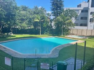 una piscina en un patio con valla en Sunrise Cview, en Ballito 7 fotos más