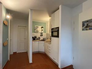 Kuchyň nebo kuchyňský kout v ubytování Feriendorf Rugana - Komfortplus Ferienwohnung mit 1 Schlafzimmer A13