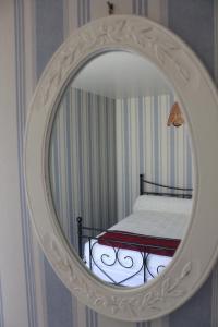 un espejo en una habitación con una cama en ella en Villa du Bac, en Chambon-sur-Lac