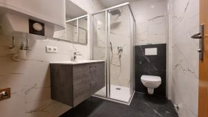 Koupelna v ubytování Apartments Mikulan Nara + 37 fotografií