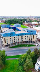 una vista dall'alto di un edificio in una città di URBAN HUB Student Accommodation a Preston