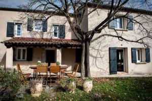 a table and chairs in front of a house at "Chez Jean" à Ruoms in Ruoms