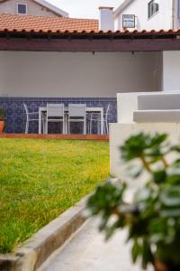 a view of a yard with chairs and grass at Casa de Maiorca in Maiorca