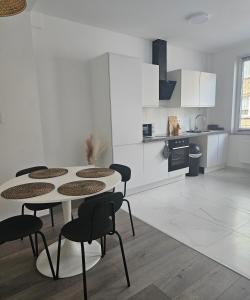 ブリュッセルにあるBrussels apartment with terrace 1の部屋にテーブルと椅子のあるキッチン