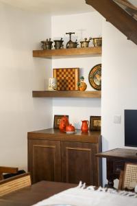 a room with a chess board on a shelf at Casa de Maiorca in Maiorca