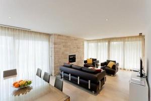 una sala de estar con un sofá y una mesa en Designvilla Mit Dachterrasse Und Panoramablick, en Karigador 24 fotos más