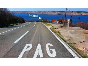 an empty road with a sign that says pas at Sunset Oase Am Meer in Prizna