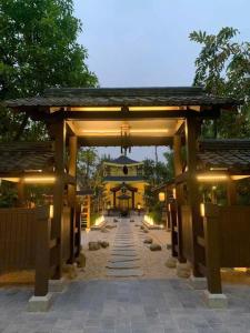 einen Steinweg mit einem Pavillon im Garten in der Unterkunft Lynn Times Thanh Thuỷ Hotels & Resorts in Xuân Vi