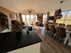 een keuken en woonkamer met een tafel en stoelen bij Villa Markermeer in Bovenkarspel +14 foto's