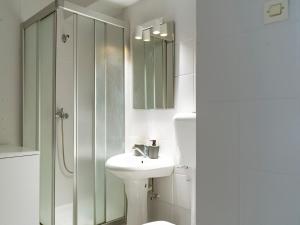 Un baño blanco con lavabo y ducha. en Sia - Old Town, en Bucarest 26 fotos más
