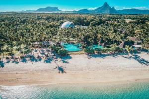 弗利康弗拉克La Pirogue Mauritius的海滩度假村的鸟瞰图