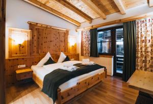 A bed or beds in a room at Grünwald Resort Sölden