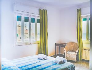 une chambre avec un lit, une chaise et une fenêtre dans l'établissement Albergo delle Ondine, à Tellaro