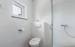 Ένα μπάνιο στο Ferienwohnung In Funtana Mit Grill