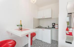 Η κουζίνα ή μικρή κουζίνα στο Ferienwohnung In Funtana Mit Grill