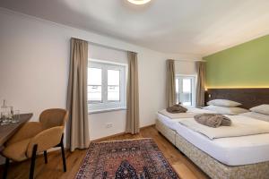 A bed or beds in a room at Kirchenwirt